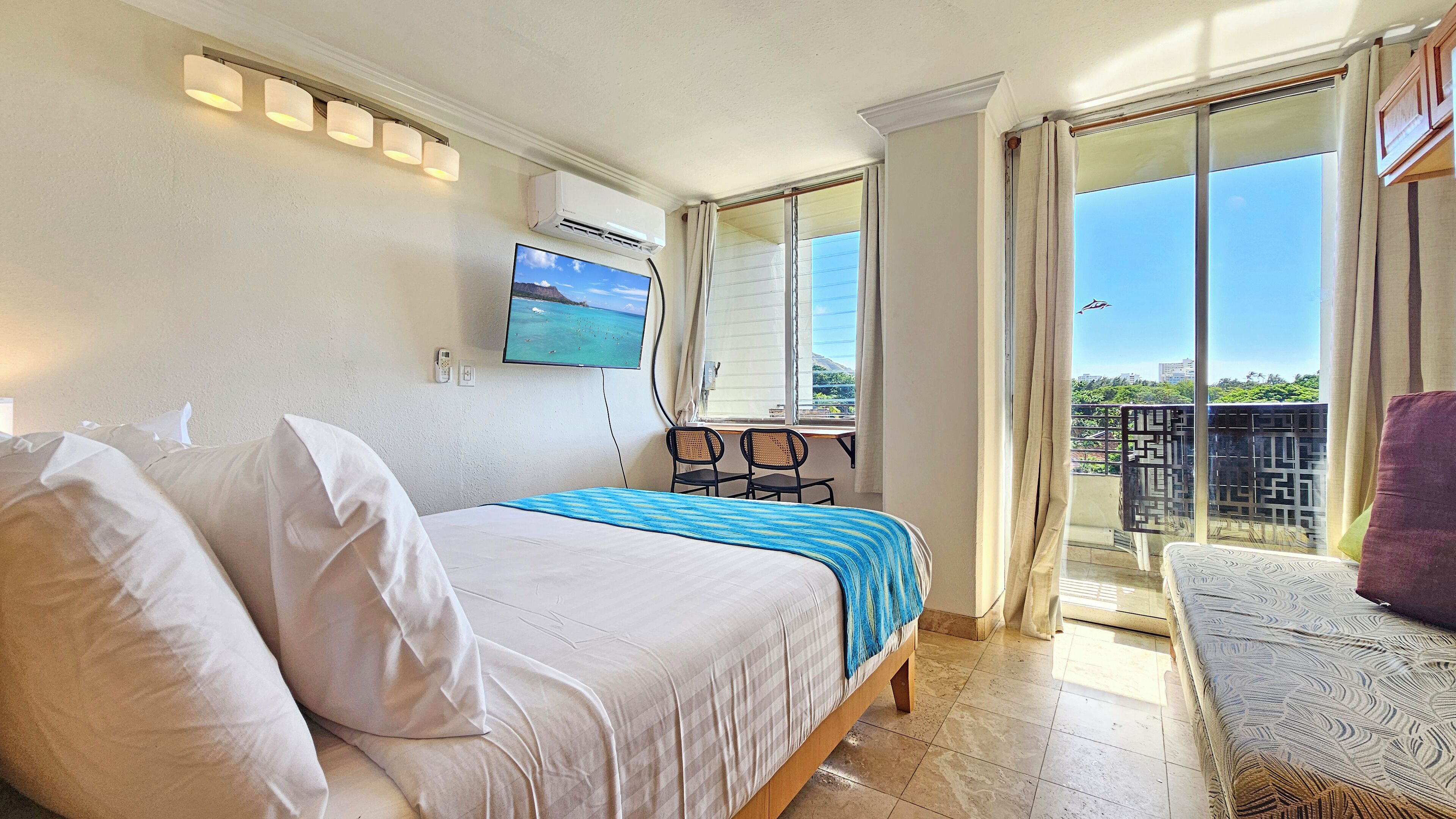Tabla de planchar con plancha, wifi gratis y ropa de cama 
