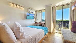 Iron/ironing board, free WiFi, bed sheets - Charming Queen-Bed Waikīkī Ocean-View Studio w/Lanai, A/C & Pool—½Block 2 Beach (Honolulu)