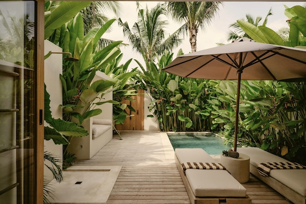 Peti besi dalam bilik, meja, langsir/tirai gelap terus