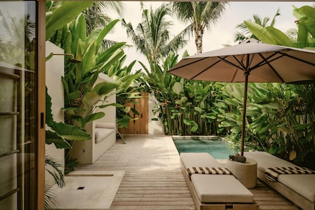 Caja de seguridad en la habitación, escritorio y cortinas blackout . COZ Bali Boutique Villas