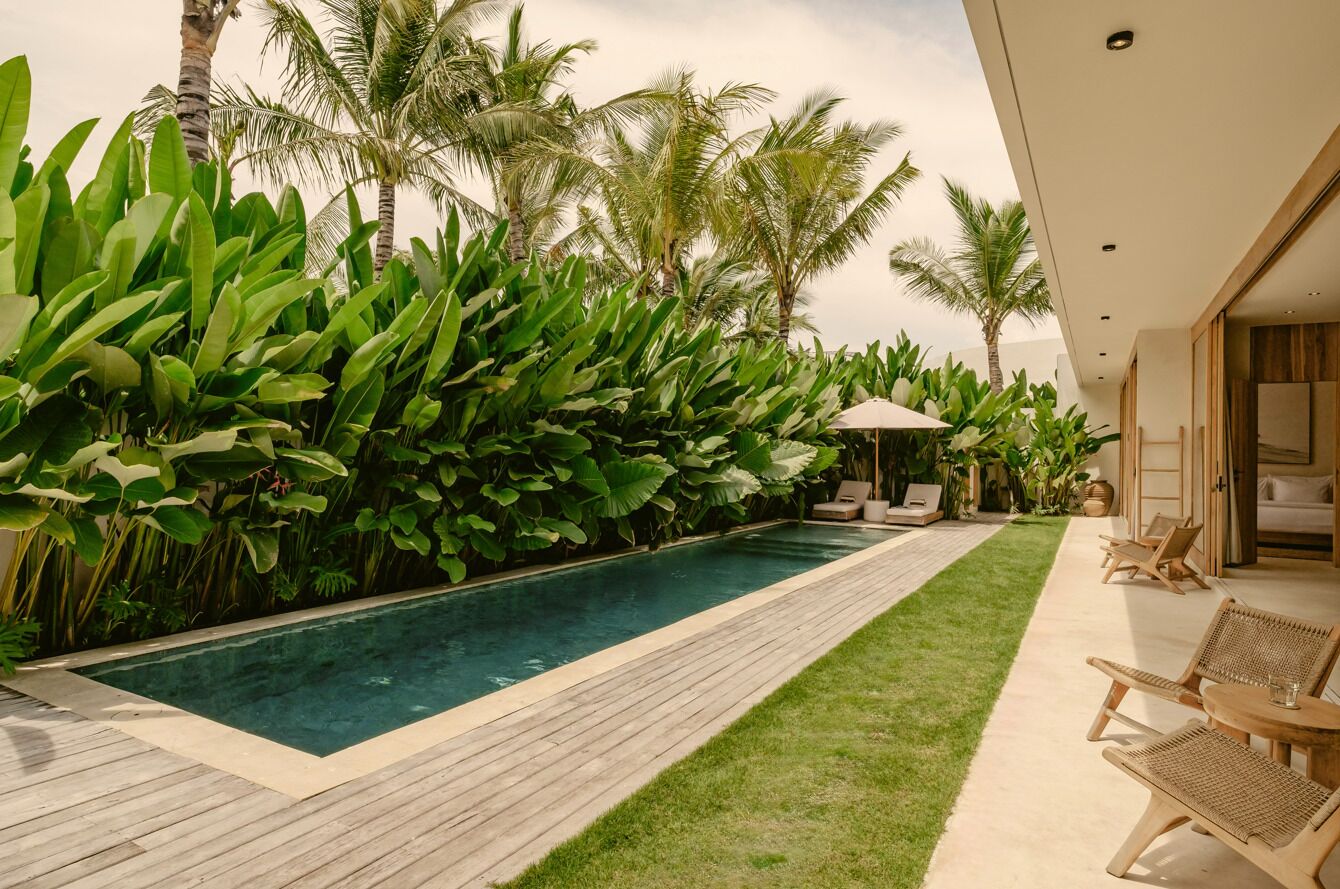 Een binnenzwembad, ligstoelen bij het zwembad