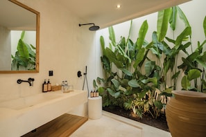 Vil·la destacada, 1 dormitori | Bany | Dutxa, capçal de dutxa tipus cascada, assecador de cabells i bidet