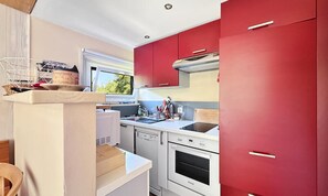 Fridge, microwave, oven, coffee/tea maker - Apartment in Les Carroz Near Ski Bus Stop (Araches-la-Frasse)