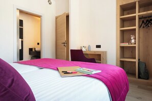 Quarto com cama, escrivaninha, cadeira e guarda-roupa.