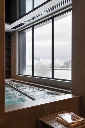 A spa room with a large window overlooking a snowy landscape. - MGM Hôtels et Résidences - Hameau De L'ours (Manigod)