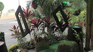 A tropical-themed outdoor area with various plants and decorative elements. - Relax Hotel Acquaviva - Tuscany Hills (Casole d'Elsa)