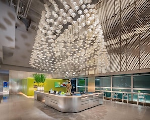 A modern lobby with a central reception desk, a decorative ceiling, and a large window. - Pagoda Hotel, Baoan,qianhai, Shenzhen (Shenzhen)