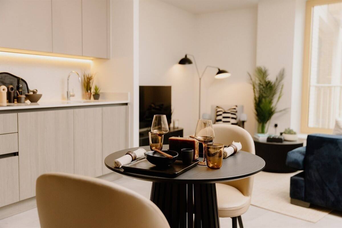 Una cocina moderna con comedor.