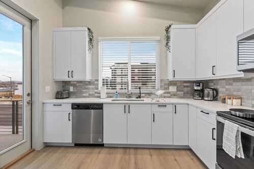 Modern Apartment + Private Balcony w/Views