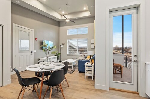 Modern Apartment + Private Balcony w/Views