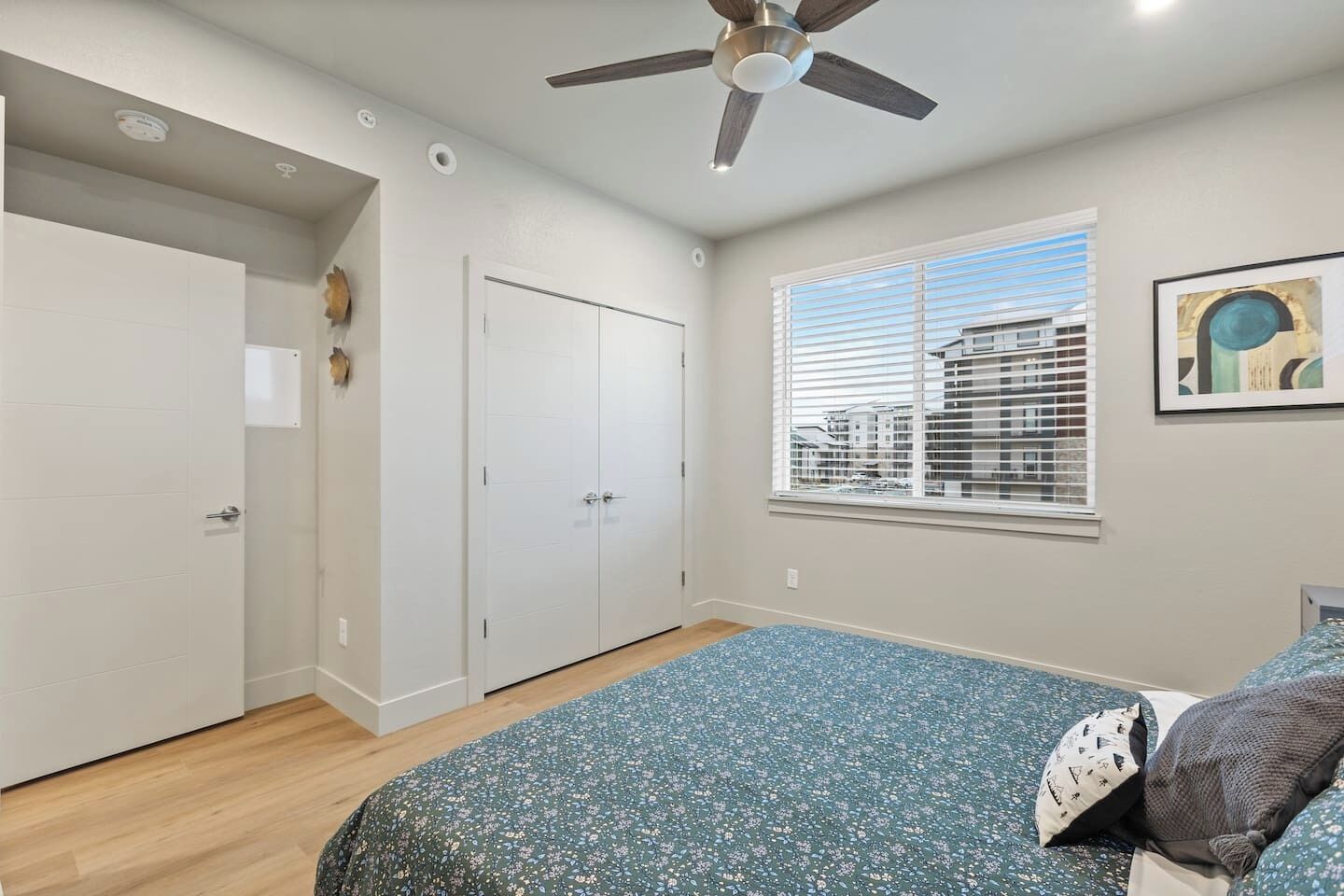 办公桌、熨斗/熨衣板、旅行婴儿床、WiFi