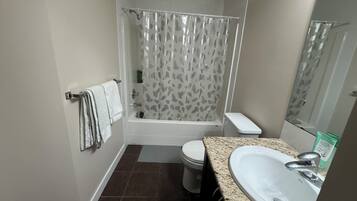 Haartrockner, Handtücher, Toilettenpapier