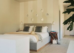 2 habitaciones, escritorio, tabla de planchar con plancha y wifi