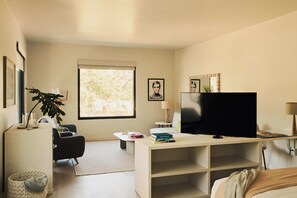 Escritorio, wifi gratis y ropa de cama 