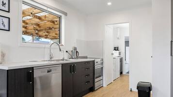 ثلاجة، ميكروويف، فرن، موقد طهي مسطح