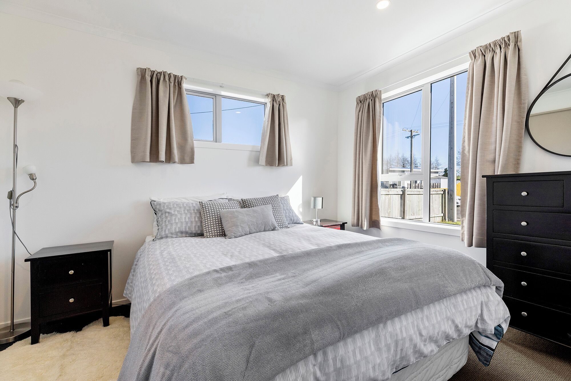 4 عدّة غرف نوم ومكواة/لوح كي وخدمة الإنترنت وملاءات أسرّة