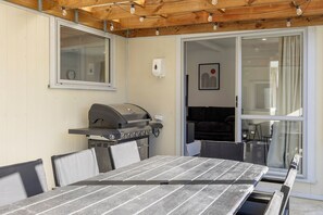 Outdoor dining - Fantastic Family Lakehouse - Room for everyone (Mangakino)