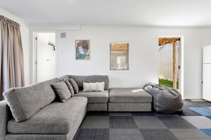 Smart TV, DVD player, books, stereo - Fantastic Family Lakehouse - Room for everyone (Mangakino)