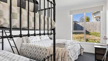 4 عدّة غرف نوم ومكواة/لوح كي وخدمة الإنترنت وملاءات أسرّة