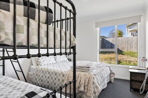 4 عدّة غرف نوم ومكواة/لوح كي وخدمة الإنترنت وملاءات أسرّة