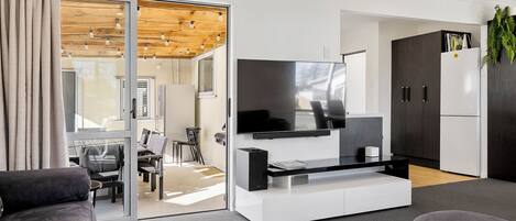 Smart TV, DVD player, books, stereo