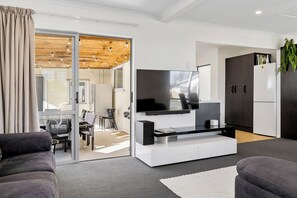 Smart TV, DVD player, books, stereo