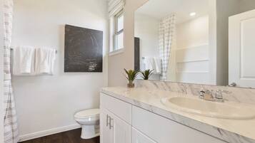 Haartrockner, Handtücher, Seife, Toilettenpapier