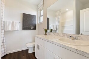 Haartrockner, Handtücher, Seife, Toilettenpapier