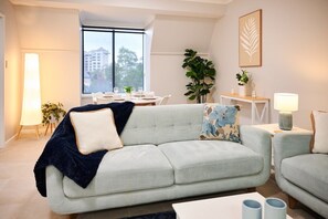 TV - Luxury Retreat | Central, walk to Optus Stadium (Perth)