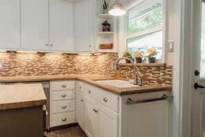 Private kitchen - Sierra’s Secret Garden  (Exeter)