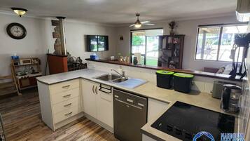 Réfrigérateur, micro-ondes, four, lave-vaisselle