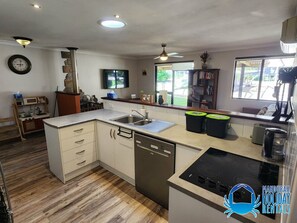 Kühlschrank, Mikrowelle, Ofen, Geschirrspüler