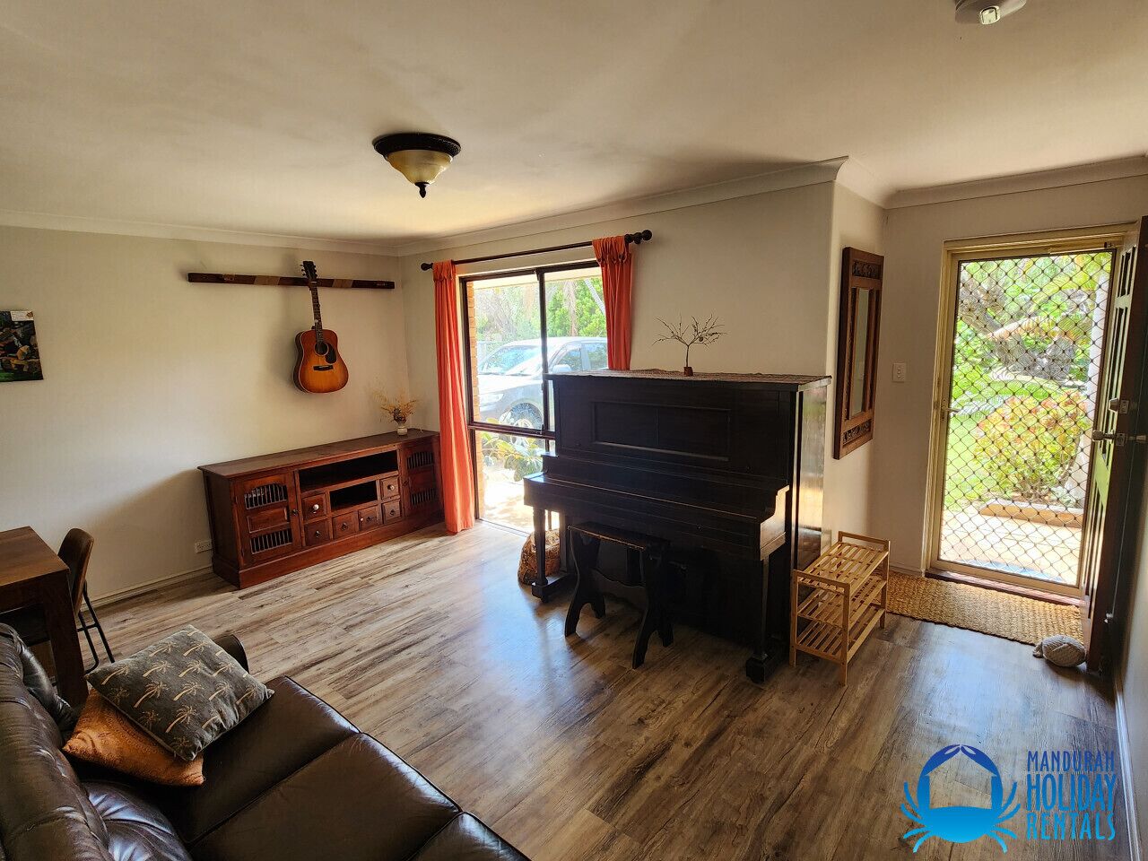 Télévision, cheminée, livres