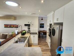 Kühlschrank, Mikrowelle, Ofen, Geschirrspüler