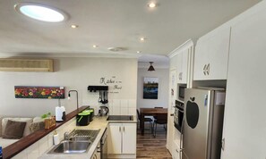 Fridge, microwave, oven, dishwasher - Nature Nest in Falcon near Mandurah (Falcon)