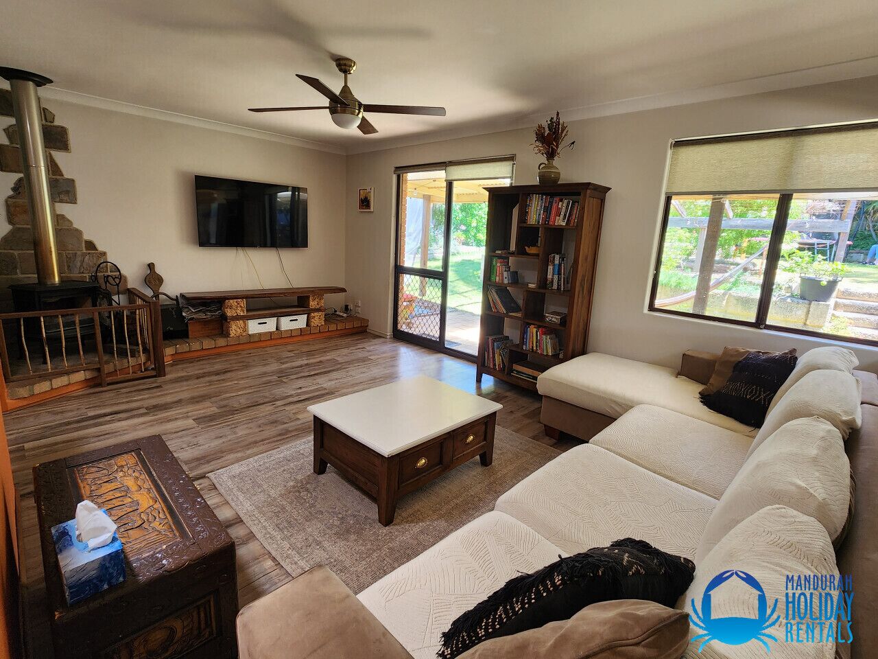 Télévision, cheminée, livres