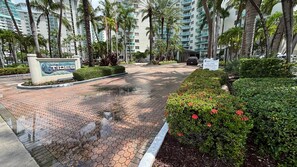 Property grounds - Luxuriously Remodeled Beachfront Condo • Heated Pool (Hollywood)