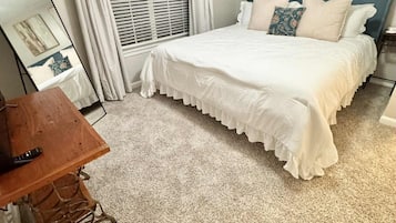 3 slaapkamers, een bureau, een strijkplank/strijkijzer, reisbedje