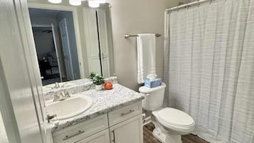 Een haardroger, handdoeken