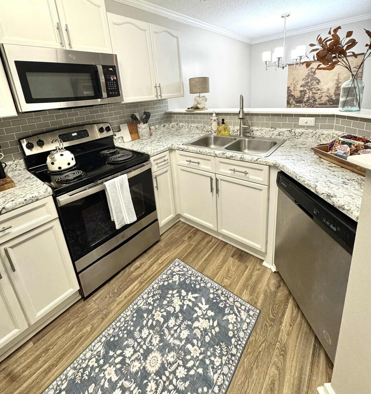 Een koelkast, een microgolfoven, een oven, een vaatwasser