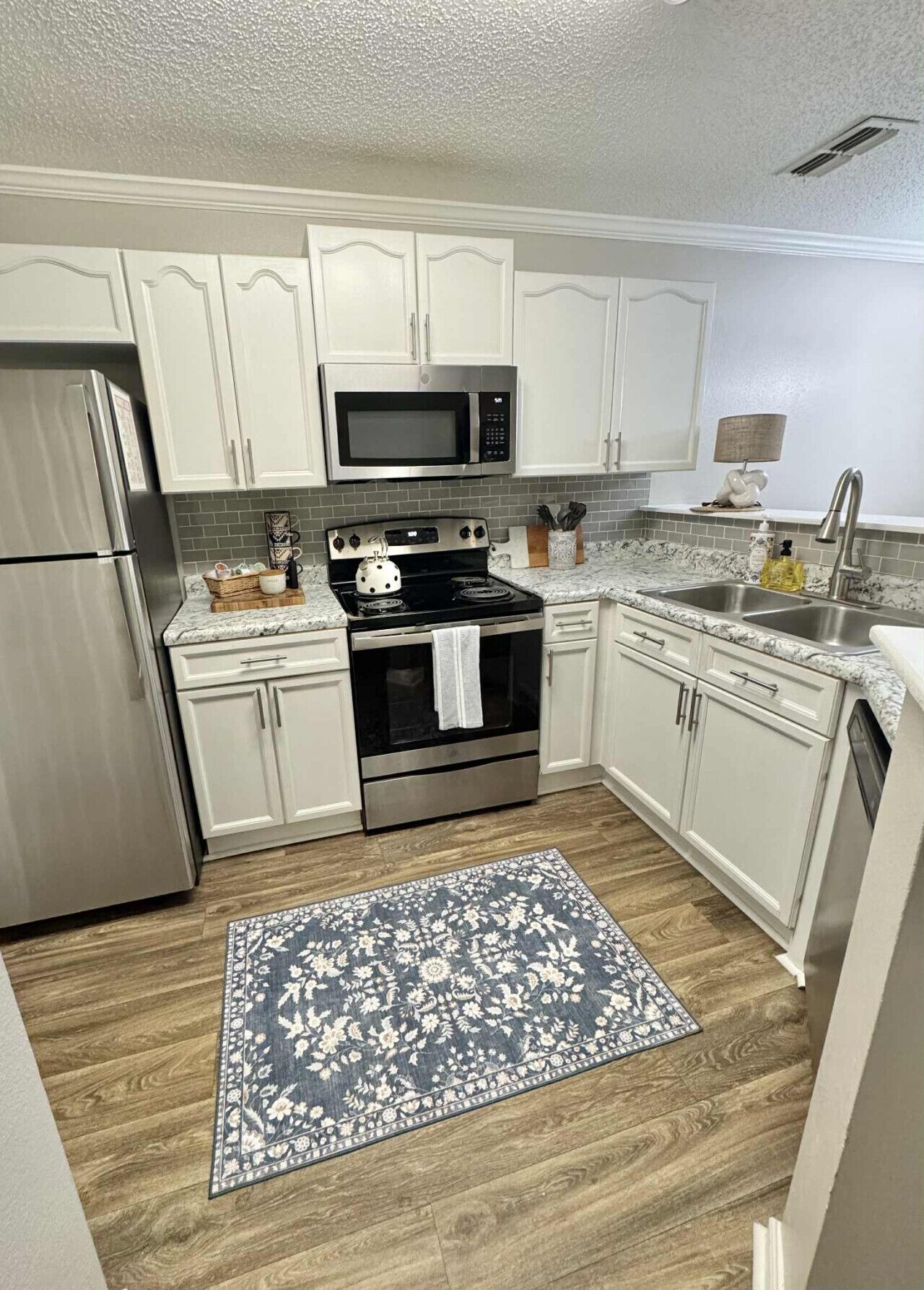 Kjøleskap, mikrobølgeovn, ovn og oppvaskmaskin