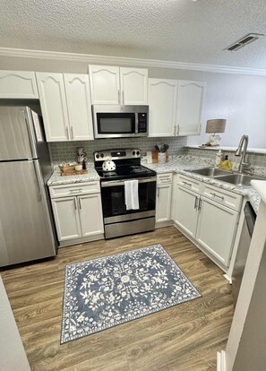 冰箱、微波炉、烤箱、洗碗机