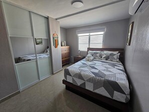 3 bedrooms, free WiFi, bed sheets - Eduardo's Home (San Juan)