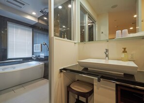 Deluxe Twin Room | Bathroom | Combined shower/tub, hair dryer, towels, soap
