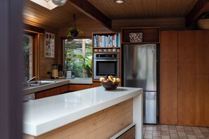 Køleskab, mikrobølgeovn, ovn, kogeplade