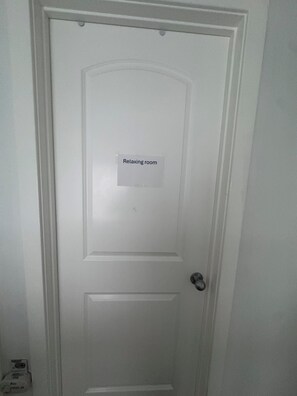 A white door with a sign that reads 'Relaxing room.' - Relaxing room, share bathroomd (Calgary)
