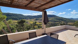 House | Balcony - Inviting Holiday Home in Pierrerue (Pierrerue)