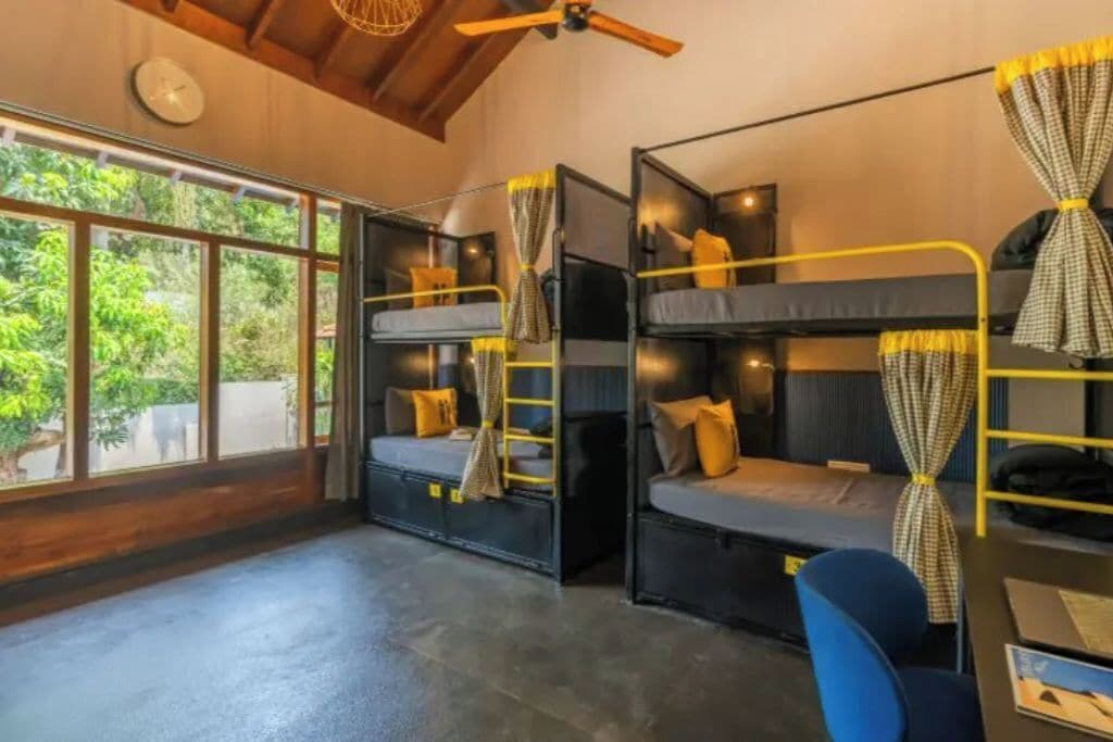 Bed in 6 Bed Mixed Dormitory with Pool View | 客房内保险箱、隔音、熨斗/熨衣板、免费 WiFi