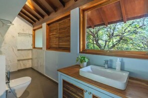 Bed in 6 Bed Mixed Dormitory with Pool View | Bathroom - The Hosteller Bam Goa Saligao (Saligao)