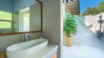 Luxury Quadruple Glass Room with Jacuzzi | Phòng tắm